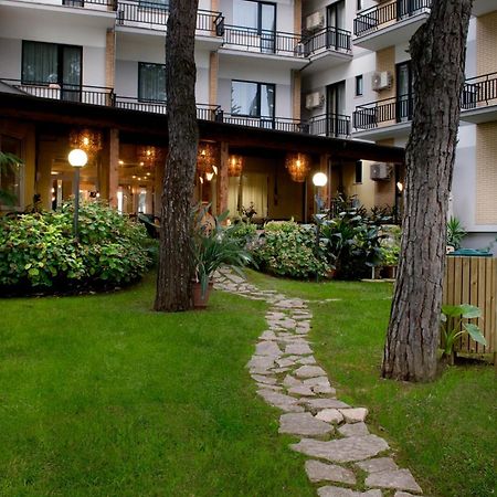 Park Hotel Latina Luaran gambar
