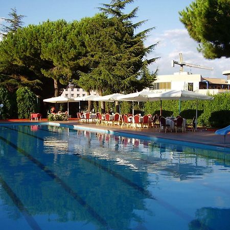 Park Hotel Latina Luaran gambar