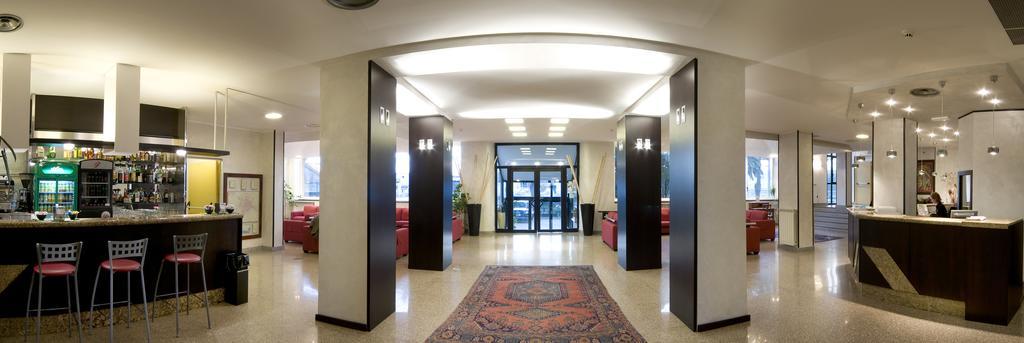Park Hotel Latina Luaran gambar