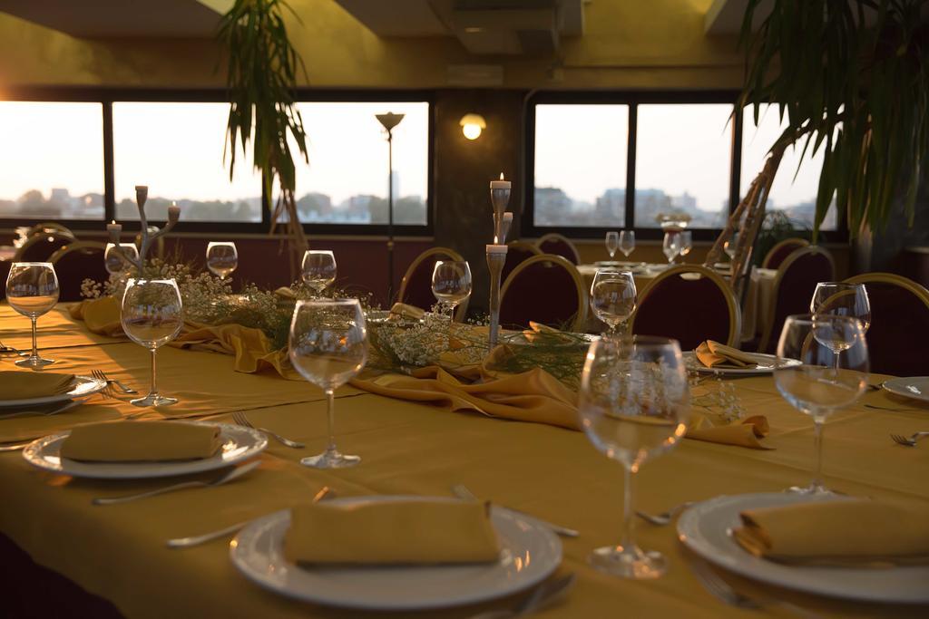 Park Hotel Latina Luaran gambar