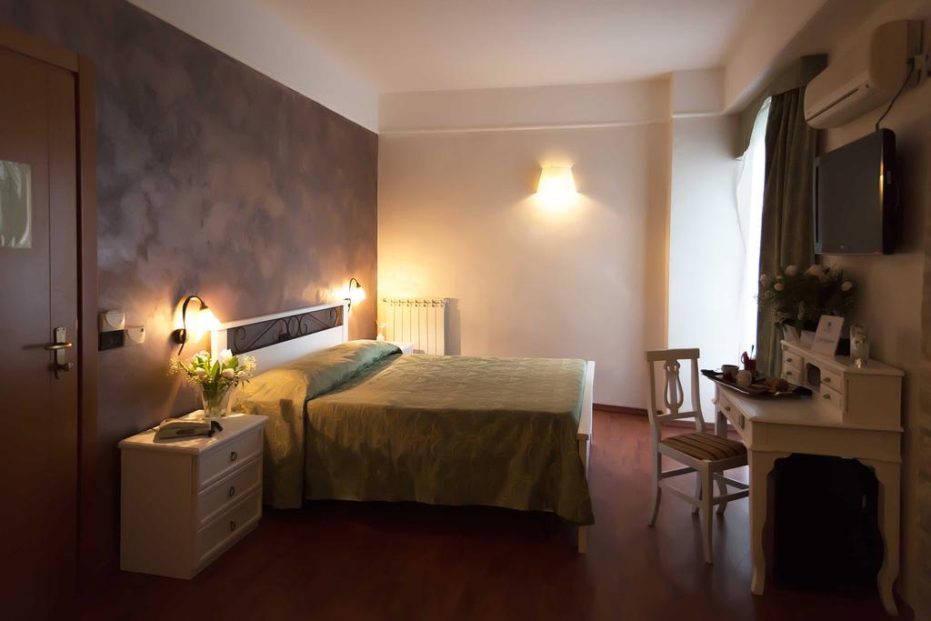 Park Hotel Latina Luaran gambar