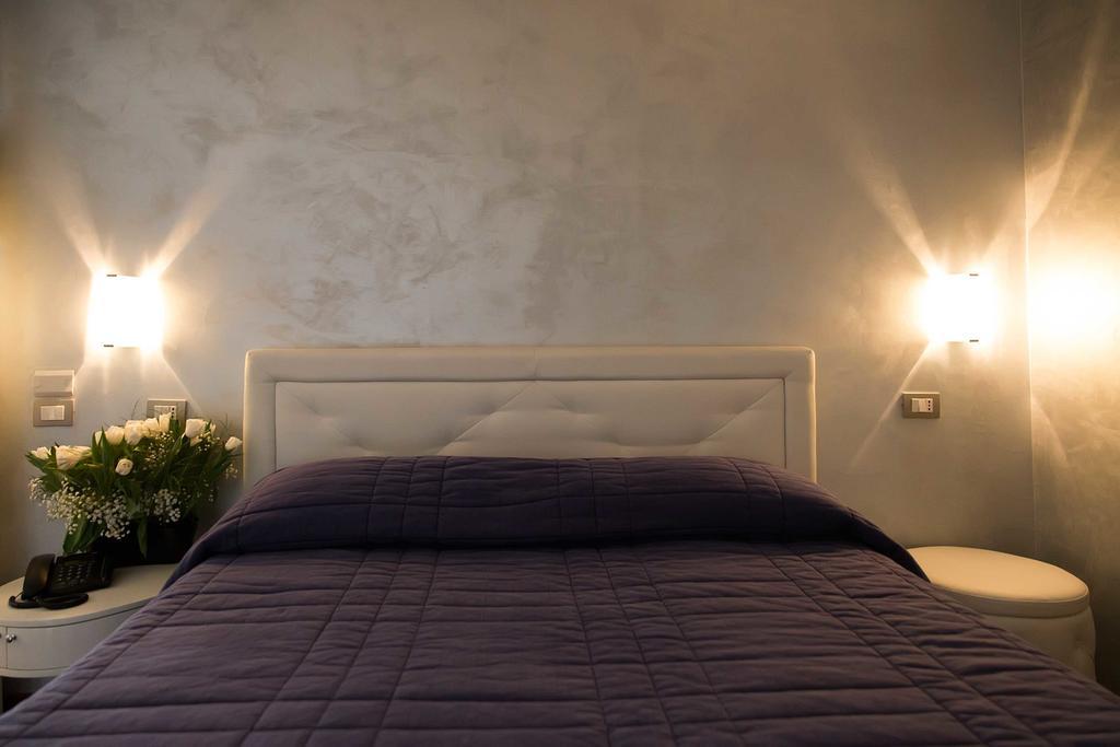 Park Hotel Latina Luaran gambar