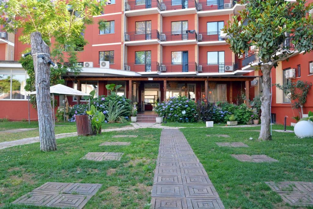 Park Hotel Latina Luaran gambar