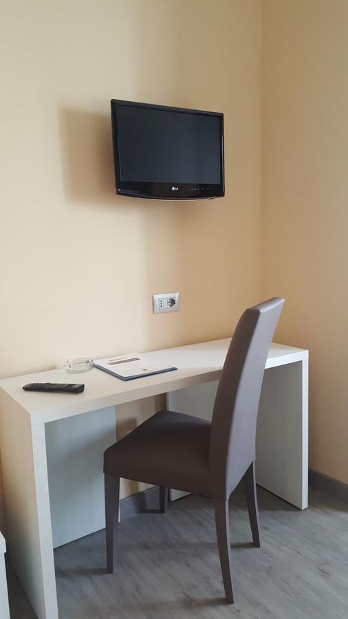 Park Hotel Latina Luaran gambar