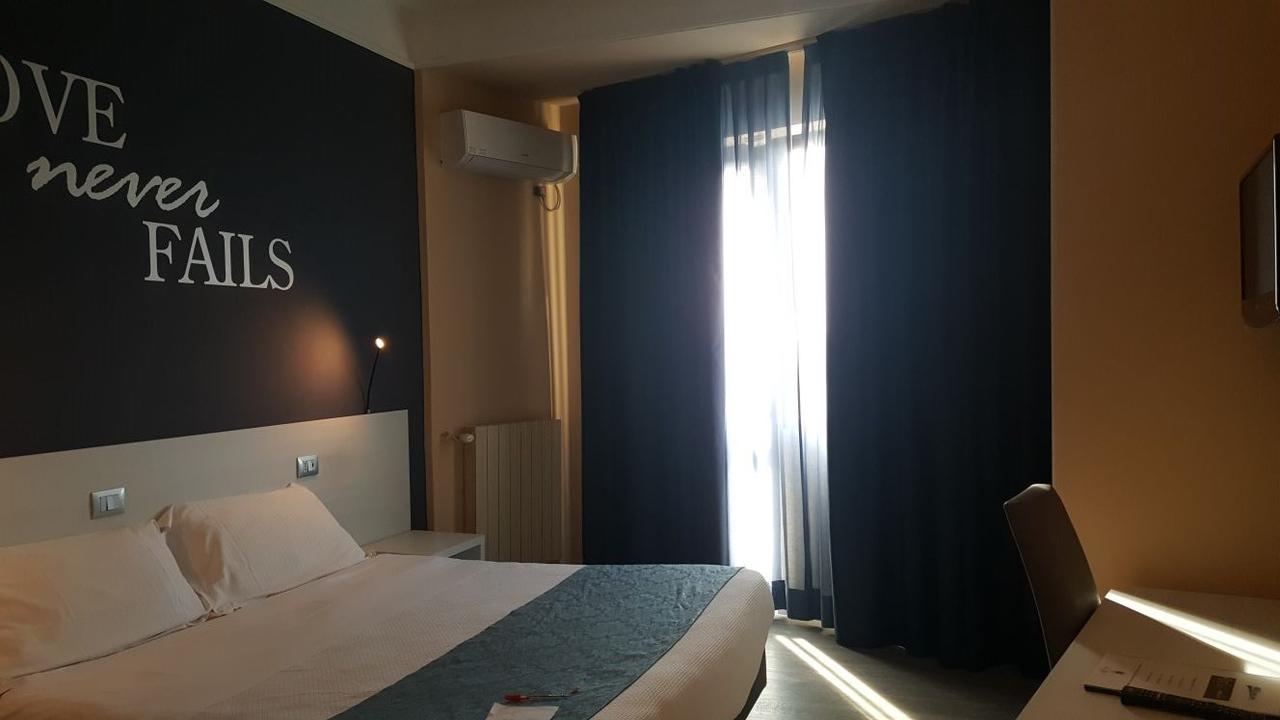 Park Hotel Latina Luaran gambar