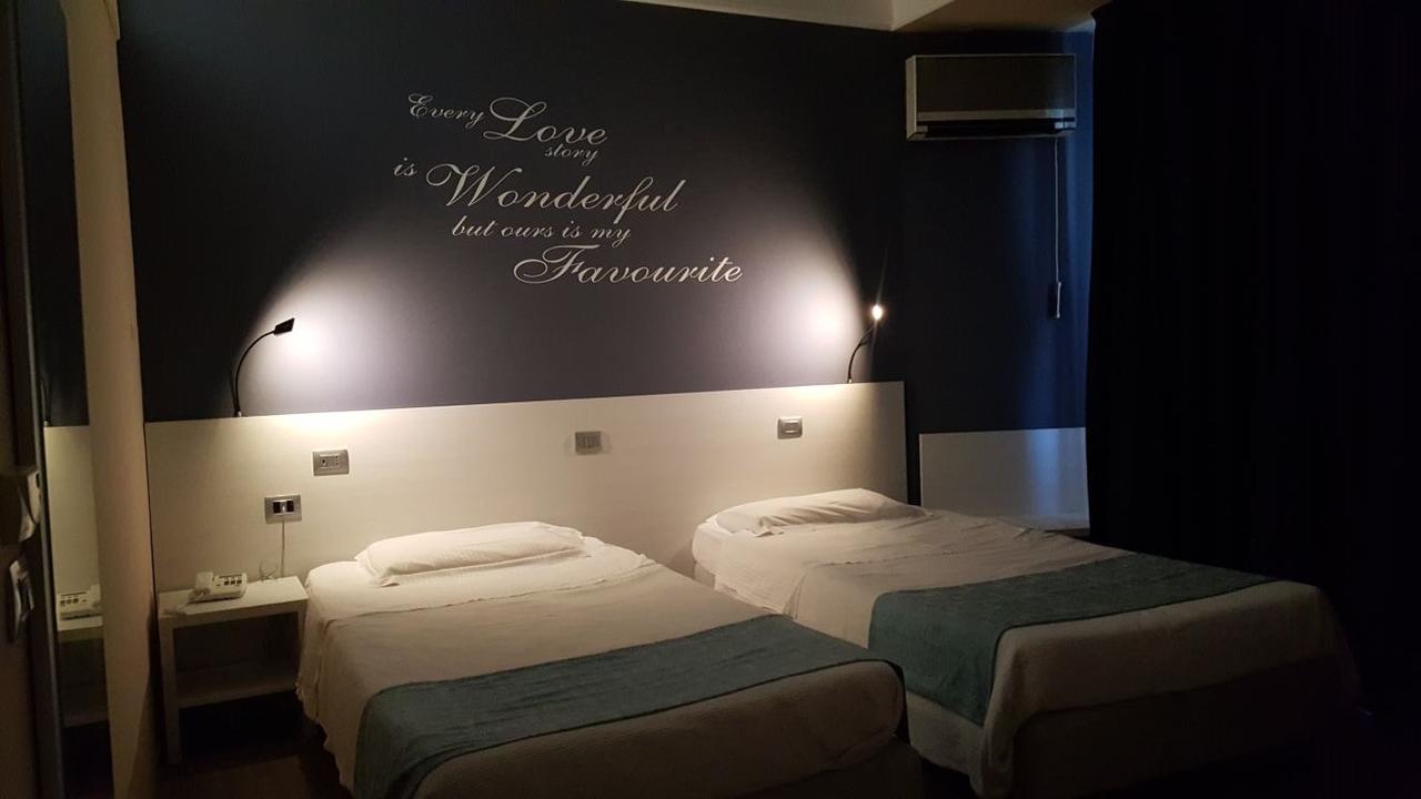 Park Hotel Latina Luaran gambar