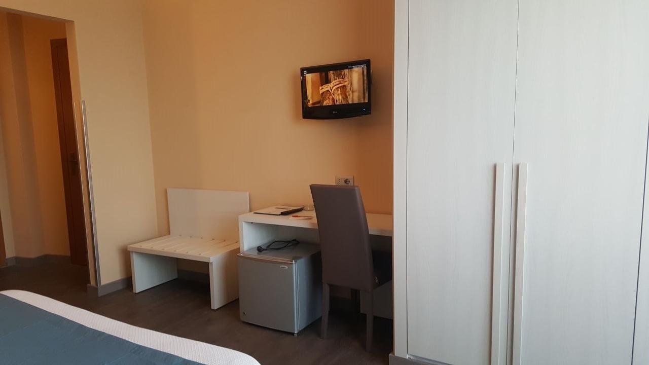 Park Hotel Latina Luaran gambar