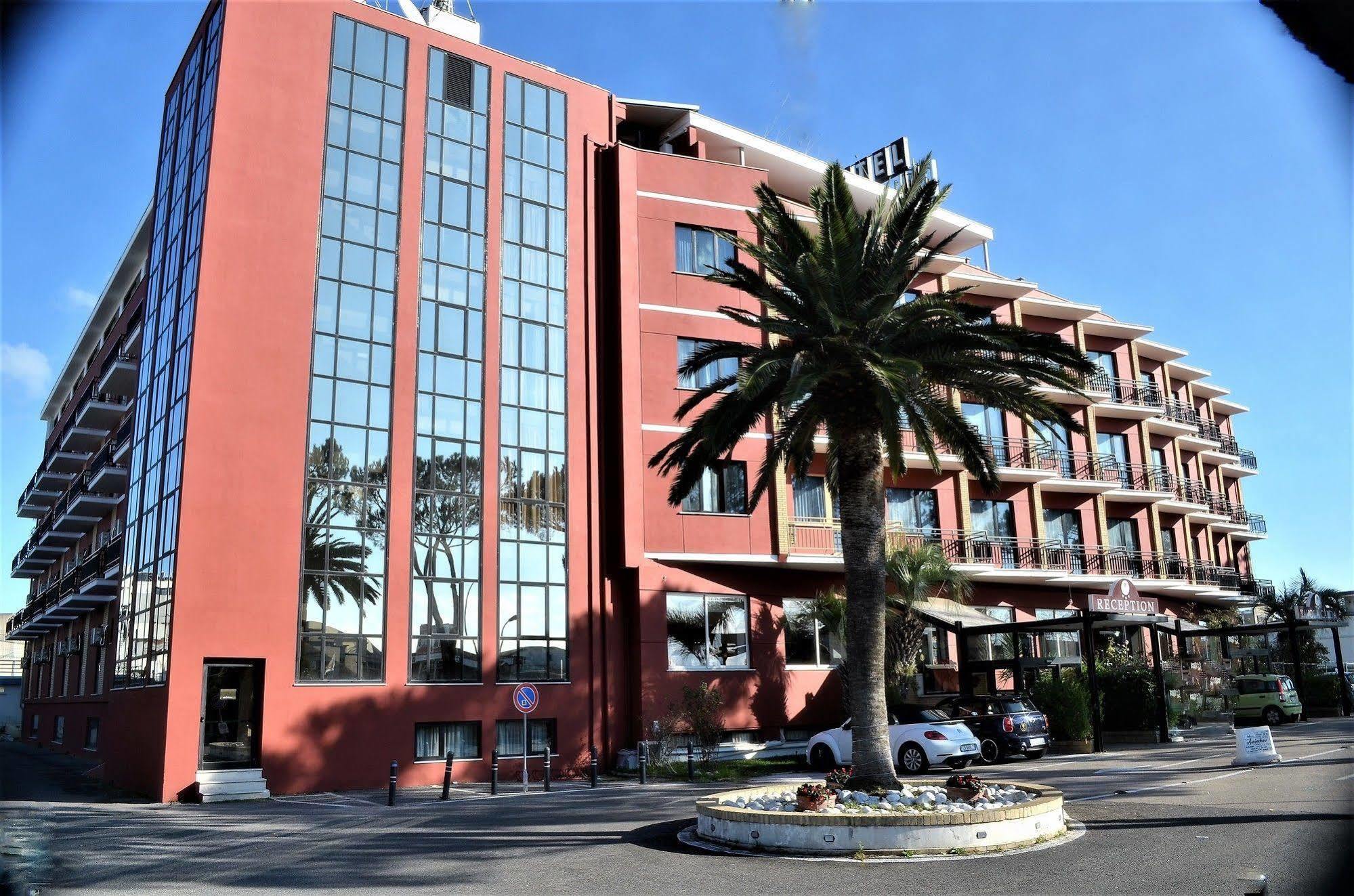 Park Hotel Latina Luaran gambar