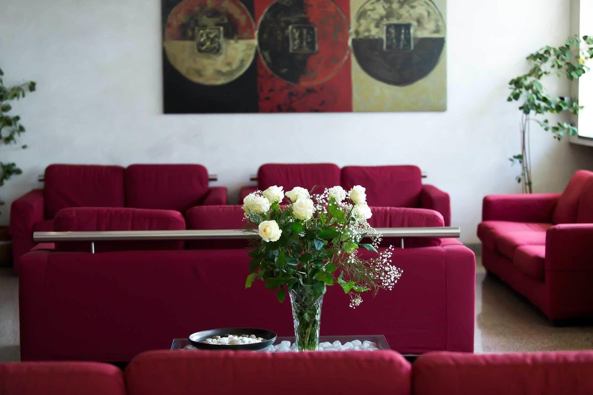 Park Hotel Latina Luaran gambar