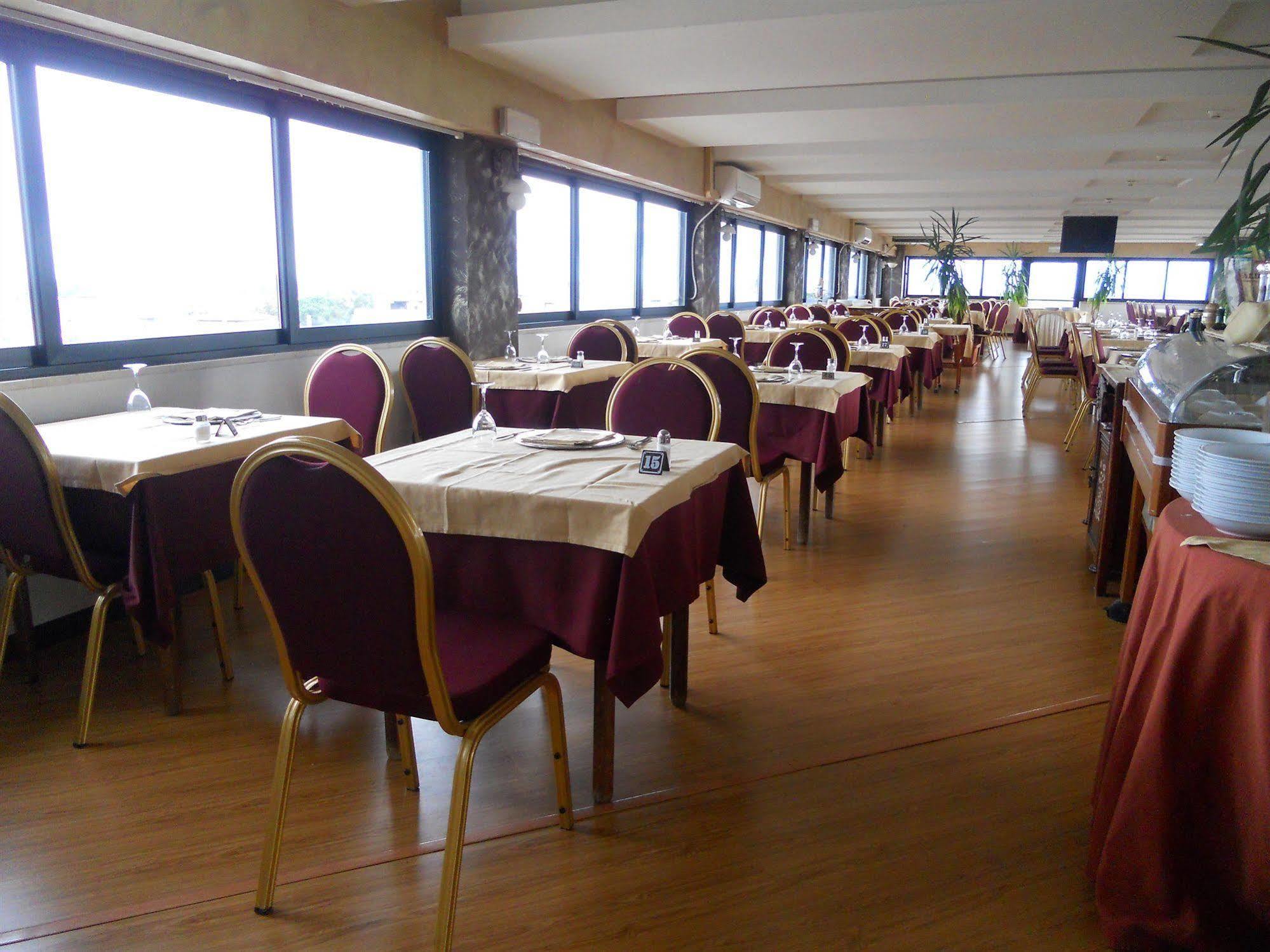 Park Hotel Latina Luaran gambar