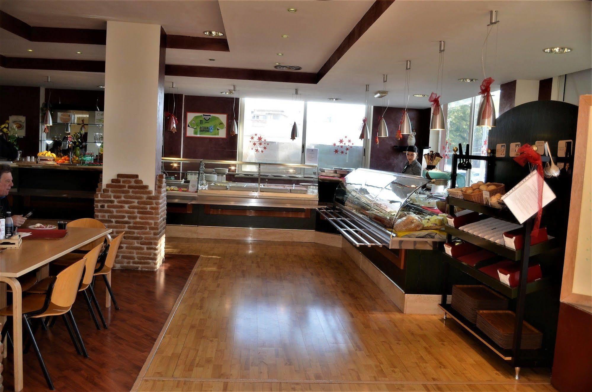 Park Hotel Latina Luaran gambar