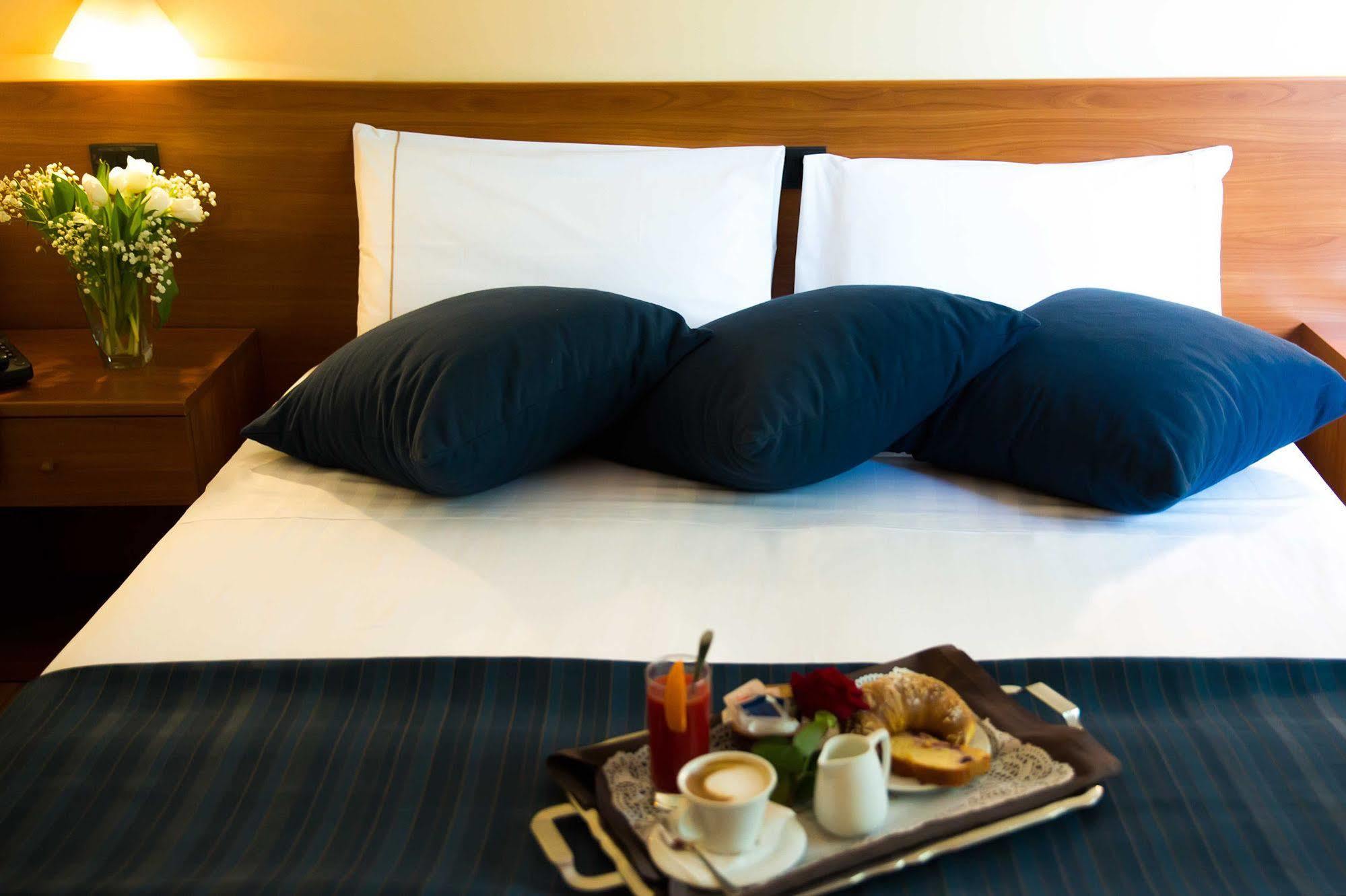 Park Hotel Latina Luaran gambar