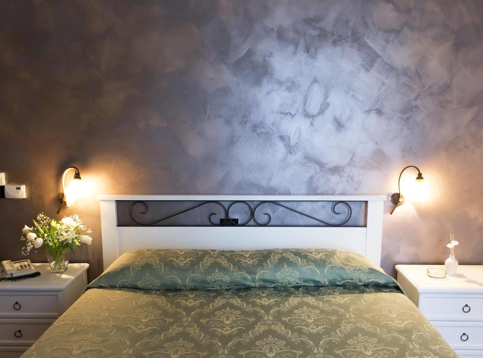 Park Hotel Latina Luaran gambar