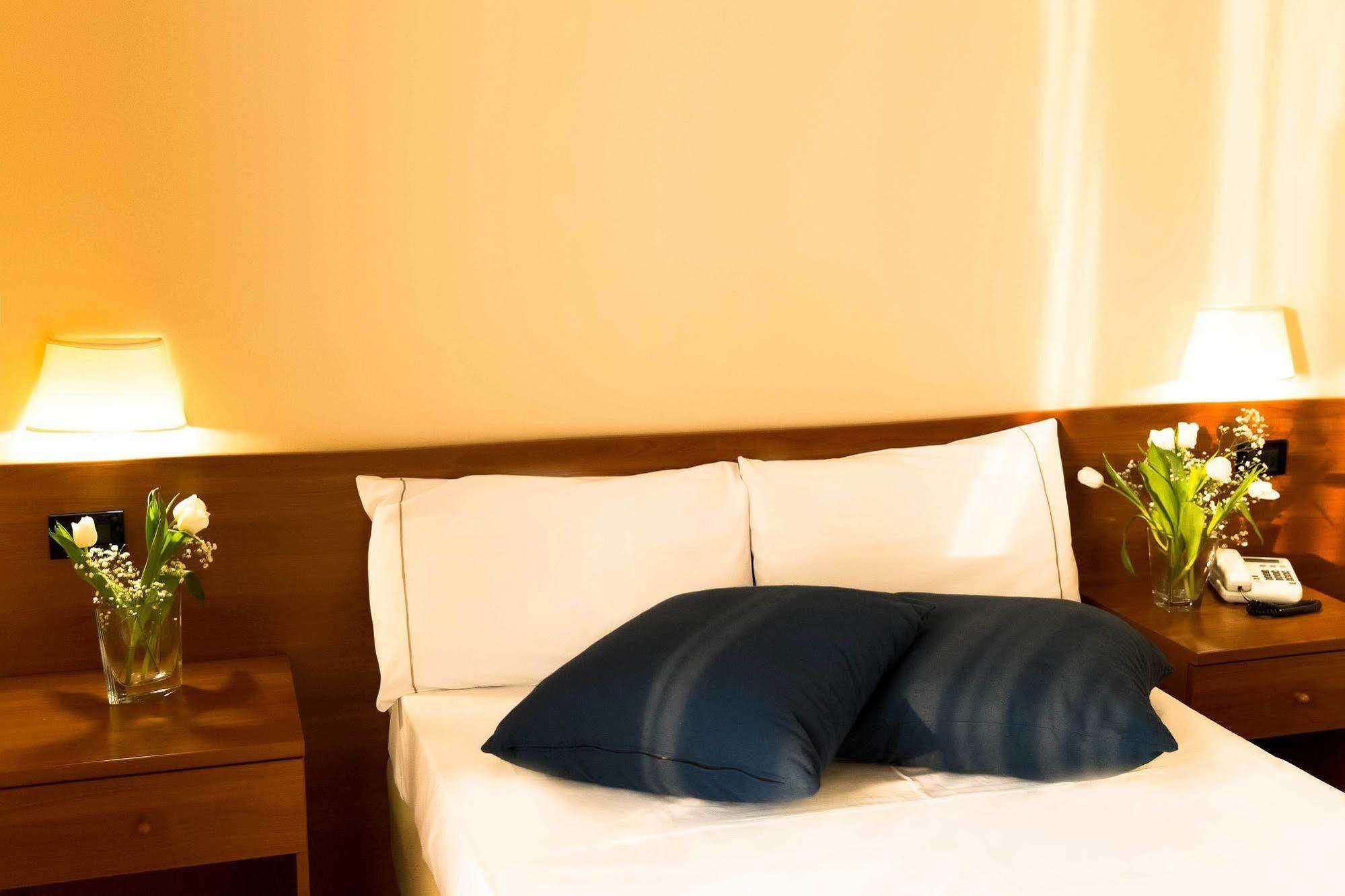 Park Hotel Latina Luaran gambar