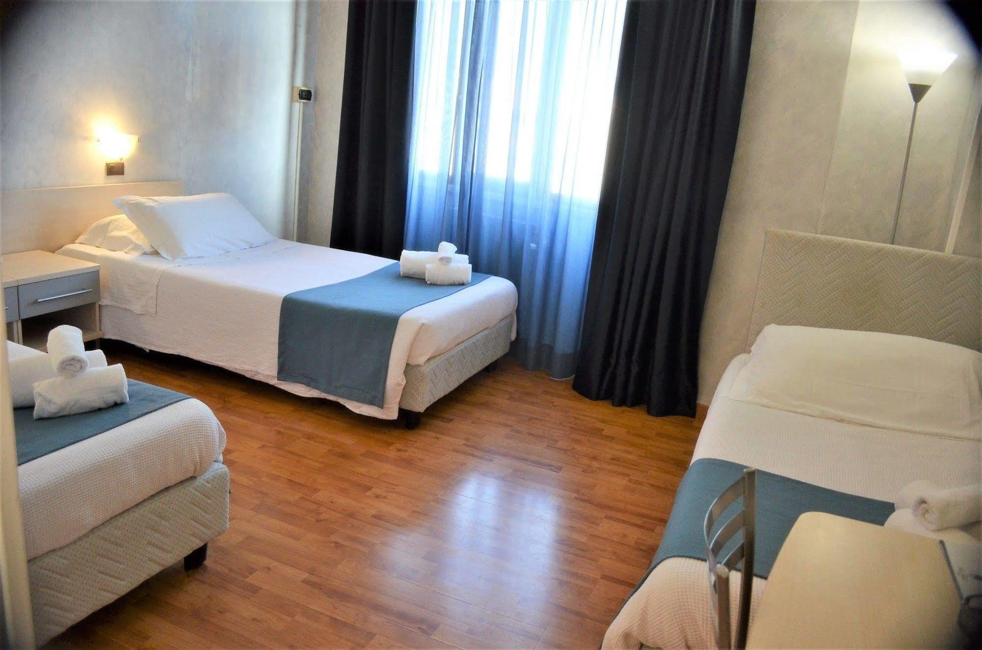 Park Hotel Latina Luaran gambar