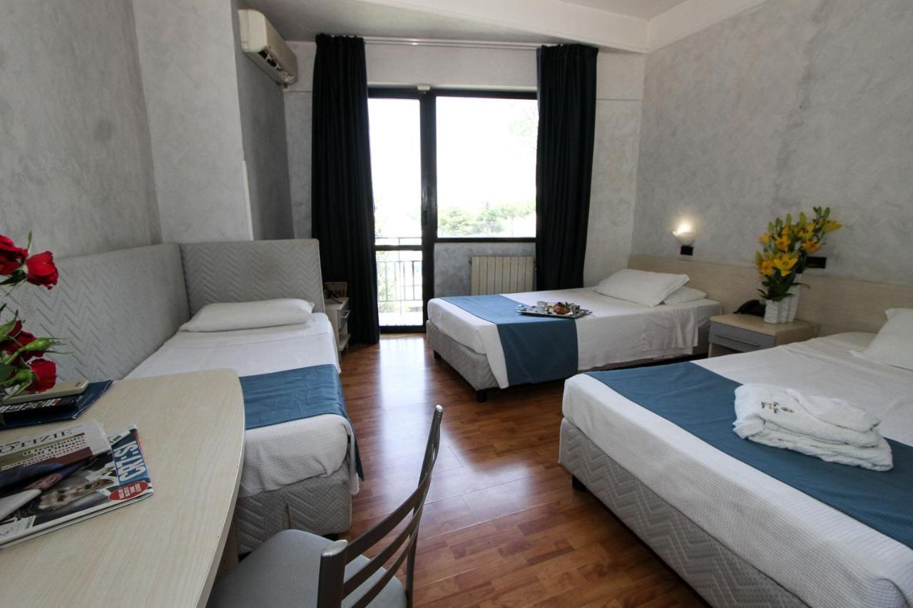 Park Hotel Latina Luaran gambar