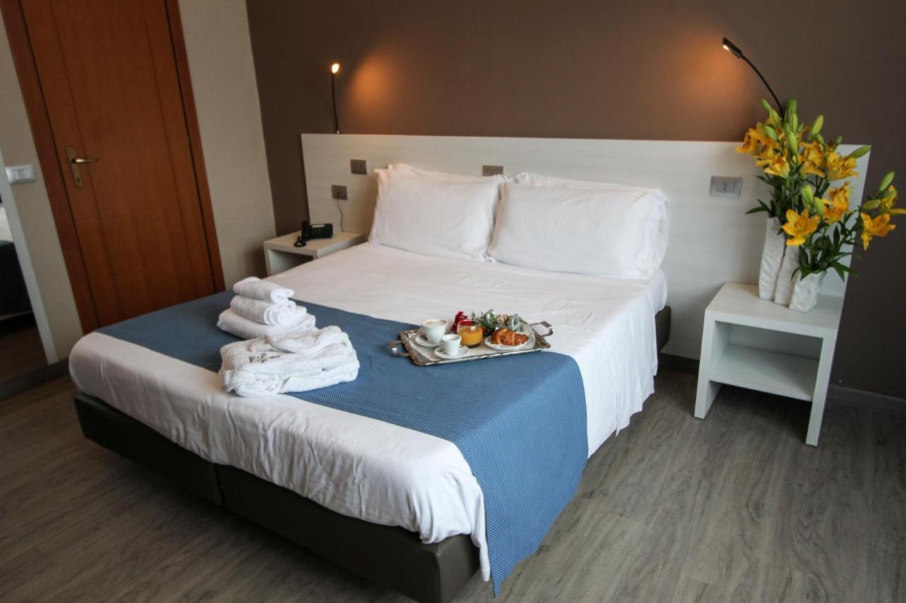 Park Hotel Latina Luaran gambar